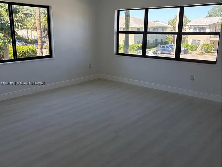 220 SW 7th St #8 — Photo 2