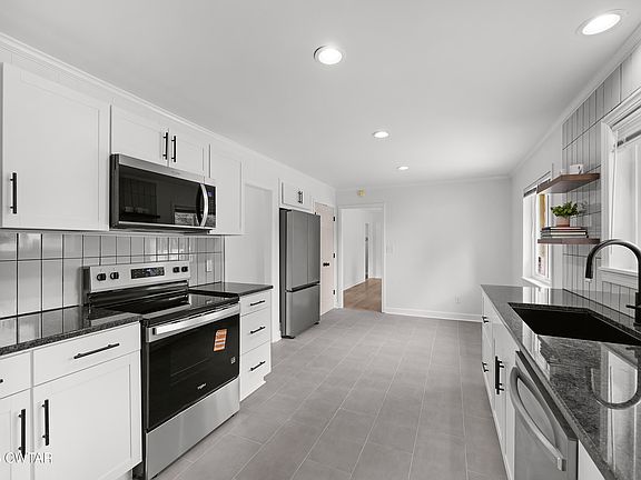 5th image of 36 Camellia Dr