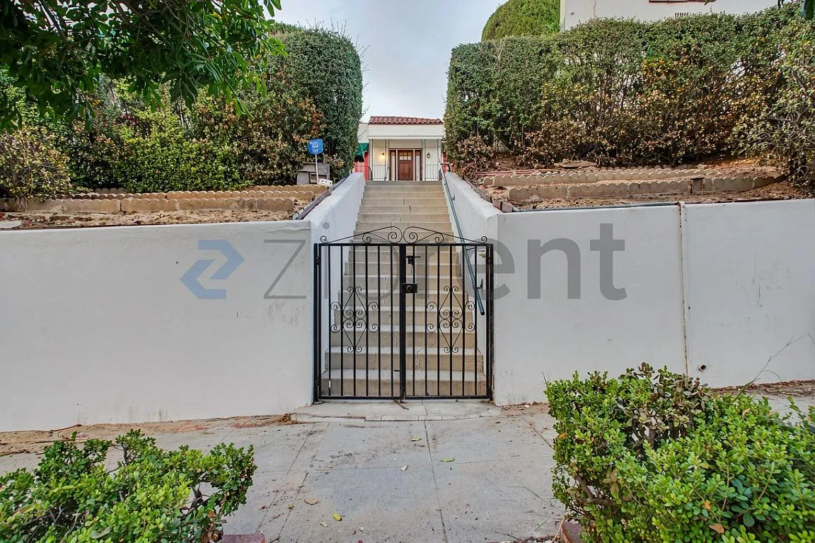 3 bed, 1320 sqft, $5,950 — Photo 1