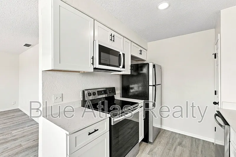 3 bed, 2.0 bath, 1030 sqft, $1,350 — Photo 2