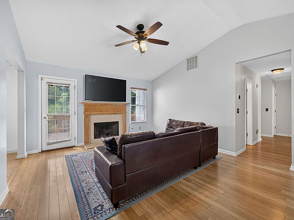 5th image of 305 Bainbridge Cir
