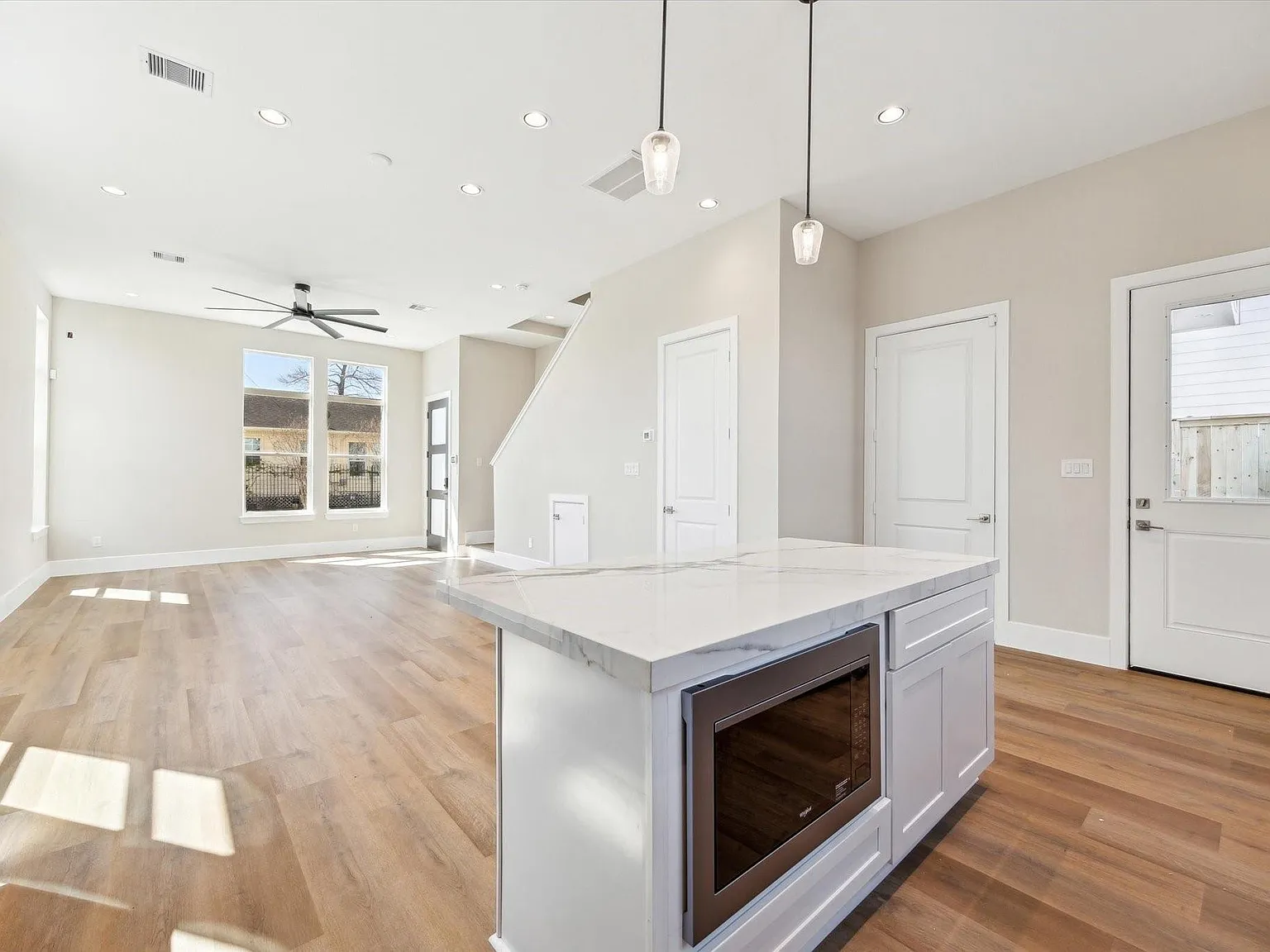 3 bed, 2.5 bath, 1918 sqft, $2,600 — Photo 4