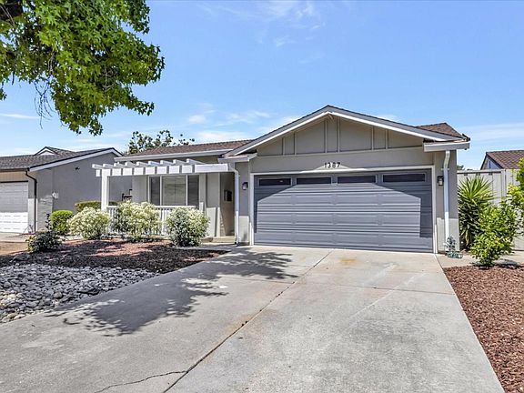 2nd image of 1387 Courtyard Dr