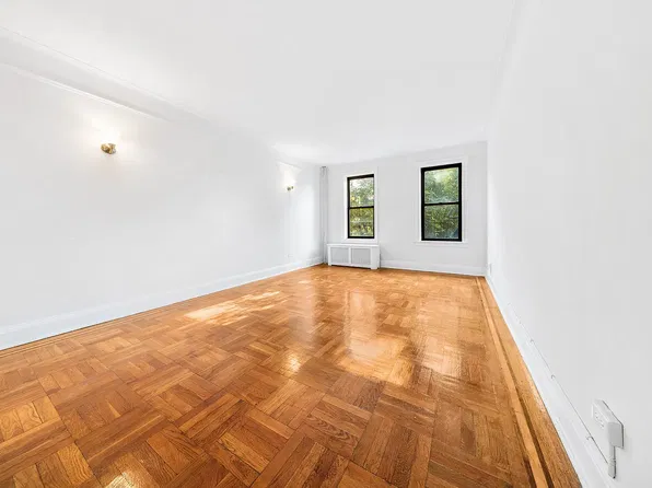 31-70 34th St #2A, Astoria, NY 11106