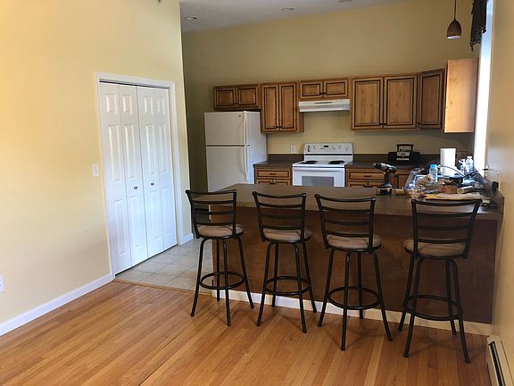 4th image of 157 E Chestnut St APT 1C
