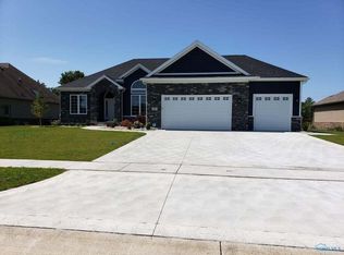 41 Pineview Dr, Oregon, OH 43616