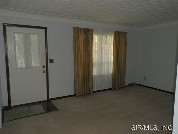 3rd image of 2590 Stratford Ln