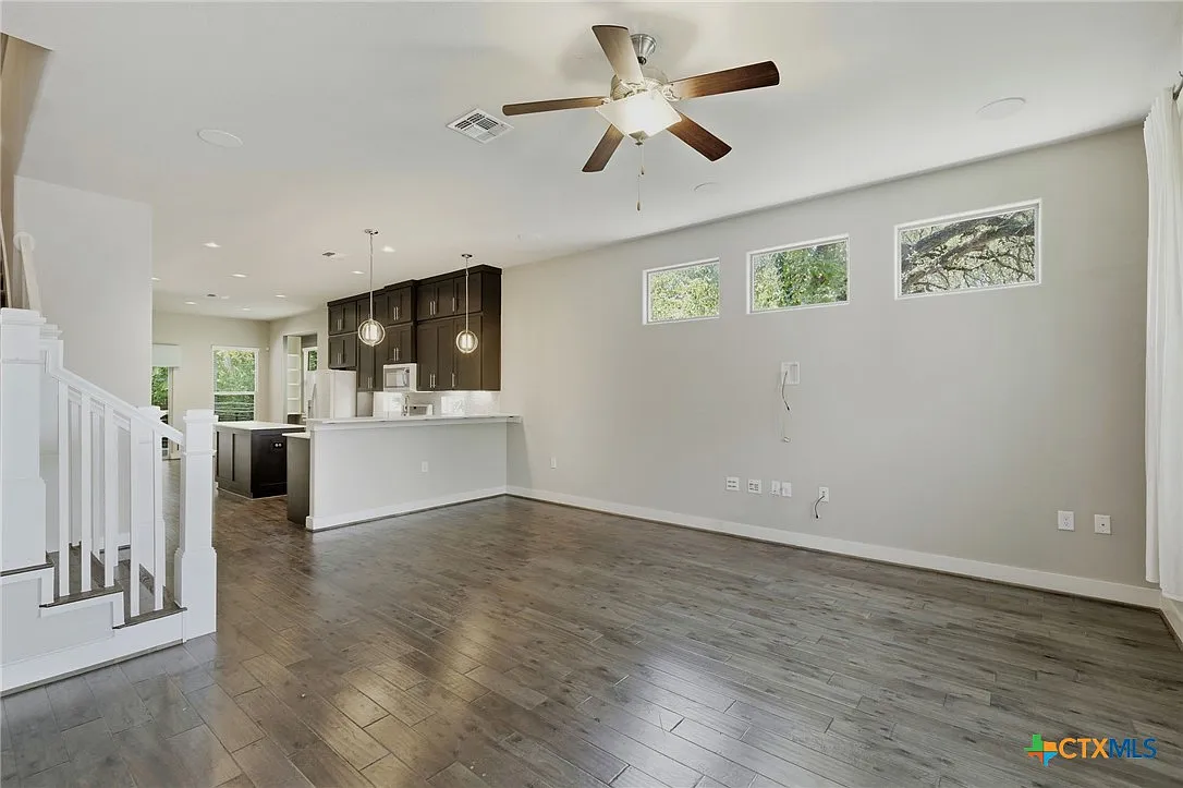4 bed, 3.5 bath, 2326 sqft, $2,800 — Photo 2