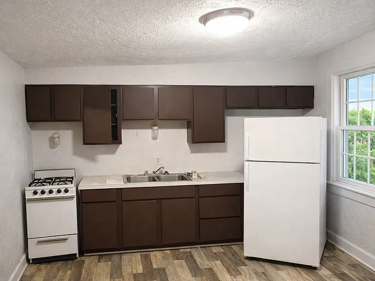 510-518 N College St — Photo 2