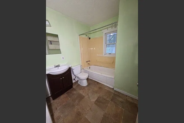 3 bed, $1,400 — Photo 4