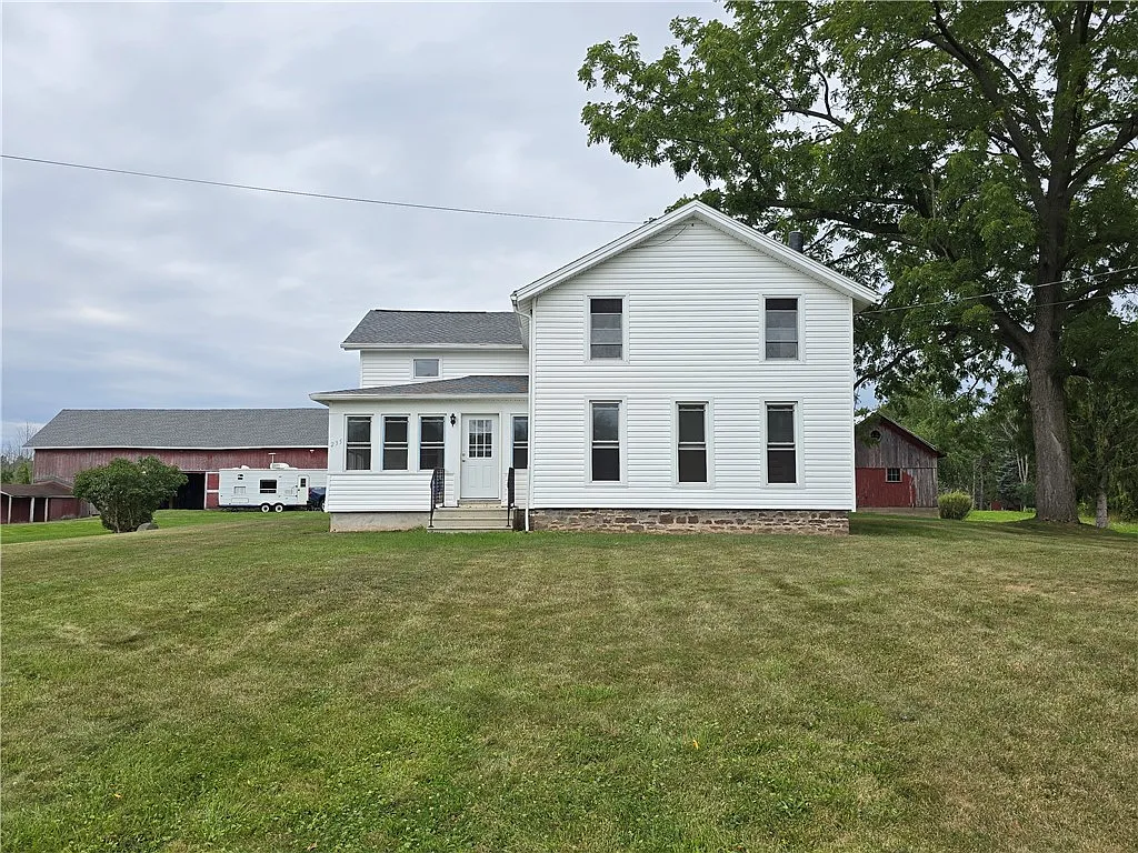 4 bed, 1.0 bath, 1888 sqft, $2,500 — Photo 2