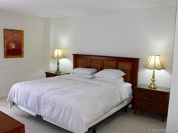 4th image of 20500 W Country Club Dr APT 703