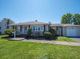 586 Heathcote Rd, Lindenhurst, NY 11757