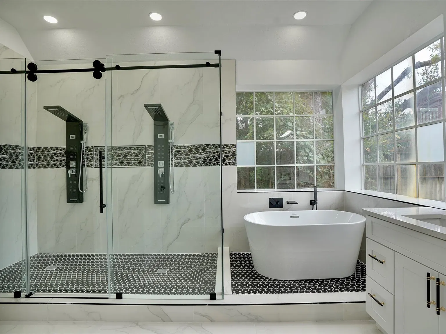 4 bed, 2.5 bath, 3889 sqft, $3,499 — Photo 4