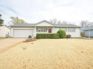 1821 Parkwood Dr, Salina, KS 67401