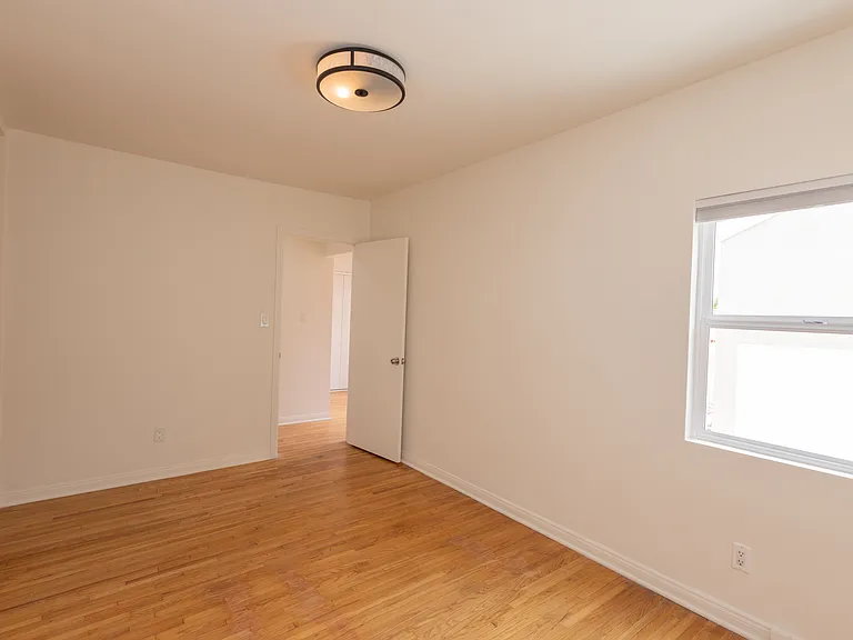 446 S La Peer Dr — Photo 16