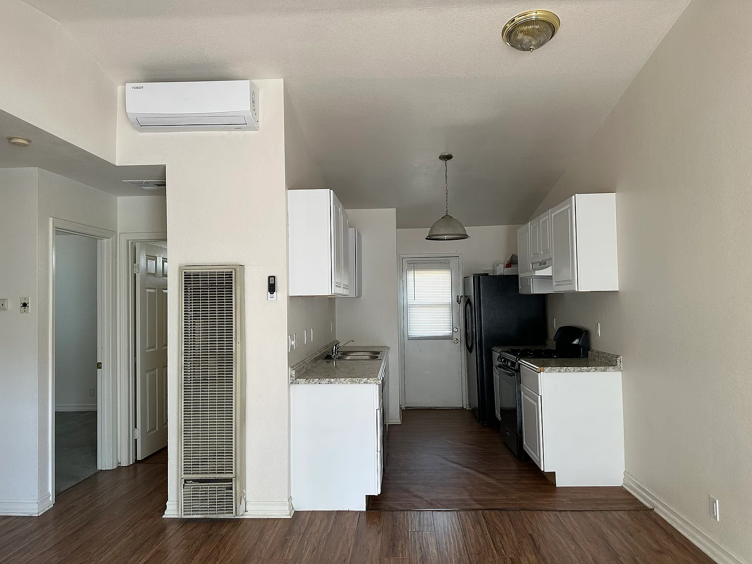 2 bed, 700 sqft, $1,650 — Photo 2
