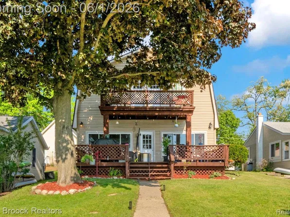 8860 Rushside Dr, Pinckney, MI 48169