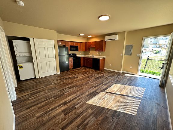 3rd image of 646 Hansen St SE #B
