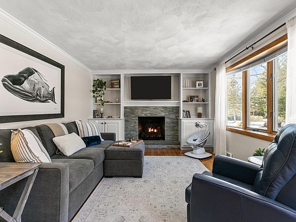 2nd image of 60 Knollwood Cir