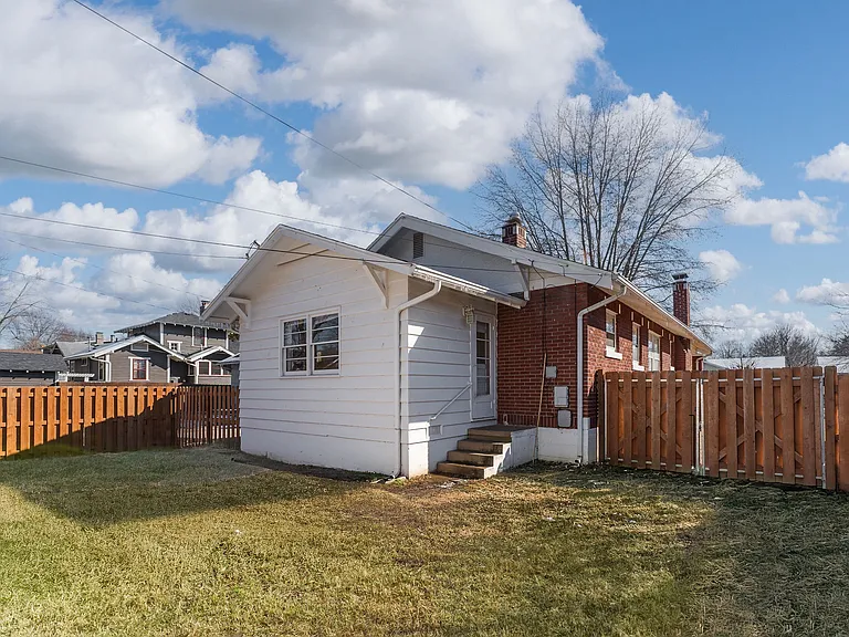 523 E Delmar St — Photo 20