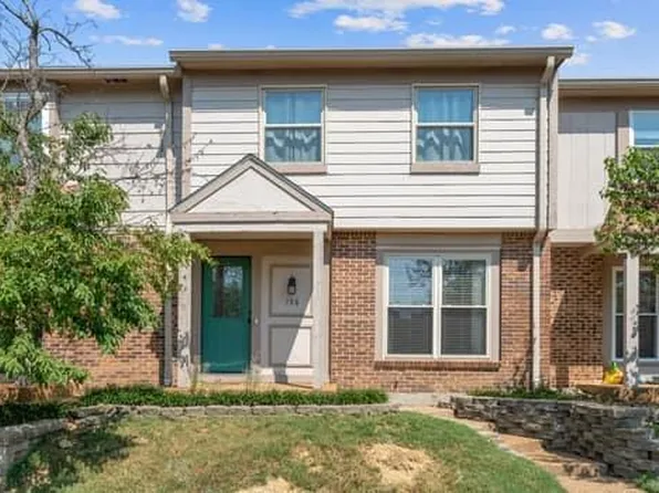 198 Carmel Woods Dr, Ballwin, MO 63021