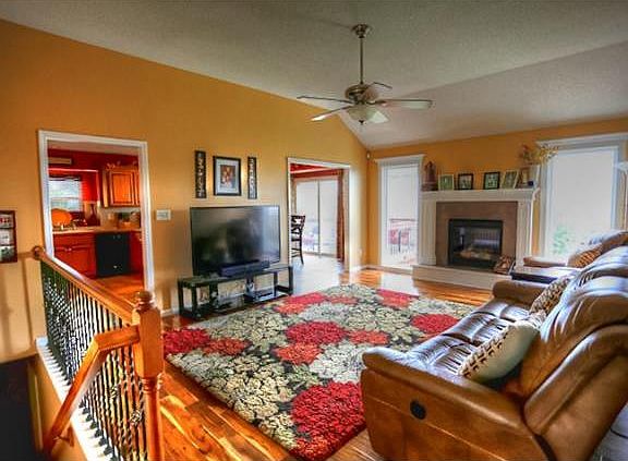 3rd image of 1004 NW Hickory Ct