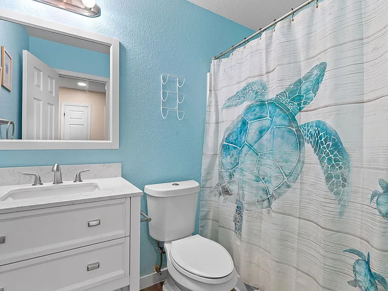 Secondary bath with shower/tub combo