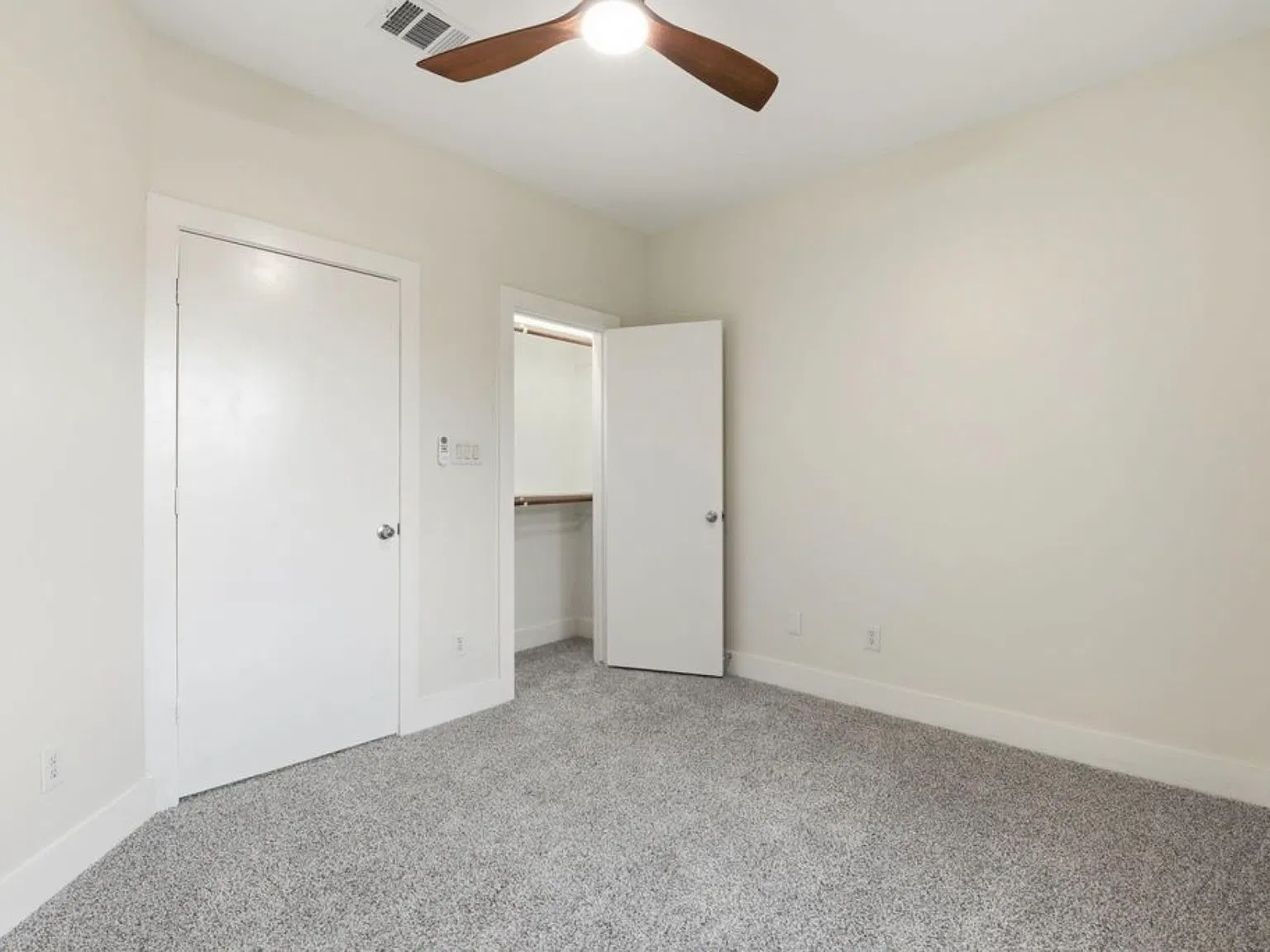 1 bed, 1.5 bath, 1400 sqft, $725 — Photo 1
