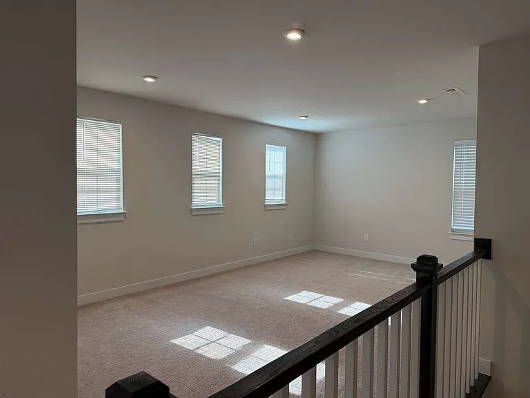 300 Finnegan Ct — Photo 27