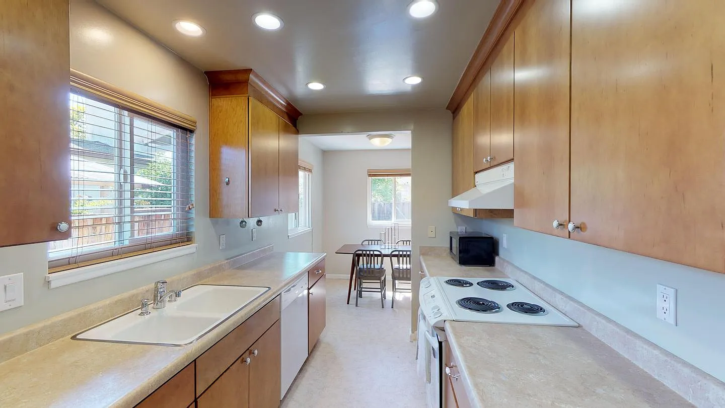 Private Bedroom in Centrally Located Santa Clara Bungalow Home - 2640 Castello Way — Photo 4