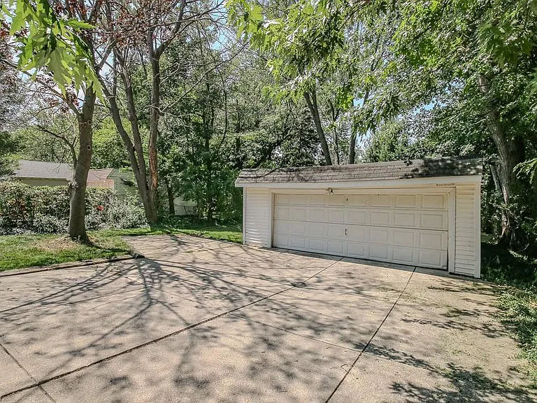 1752 Brainard Rd — Photo 33