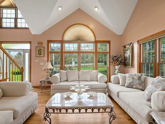 5th image of 158 Tuckahoe Ln