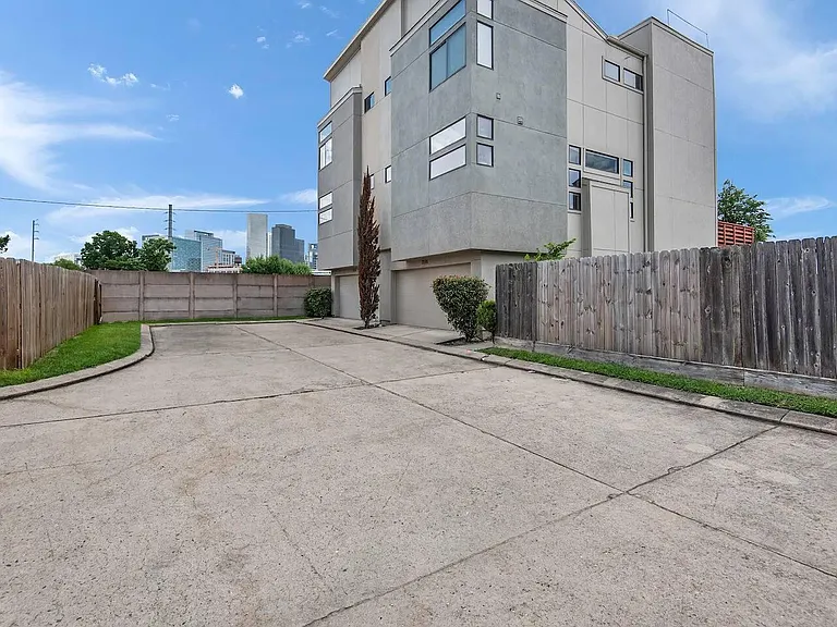 2304 Sperber Ln — Photo 1