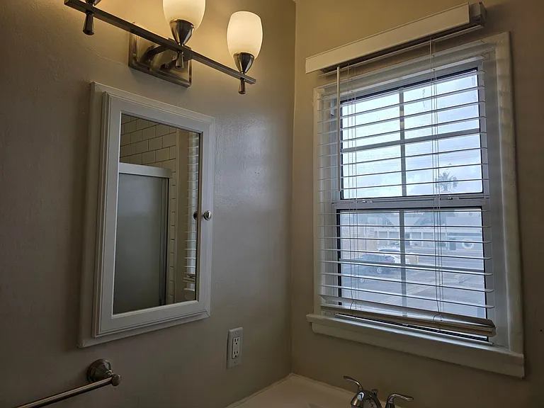 5547 Woodman Ave — Photo 21
