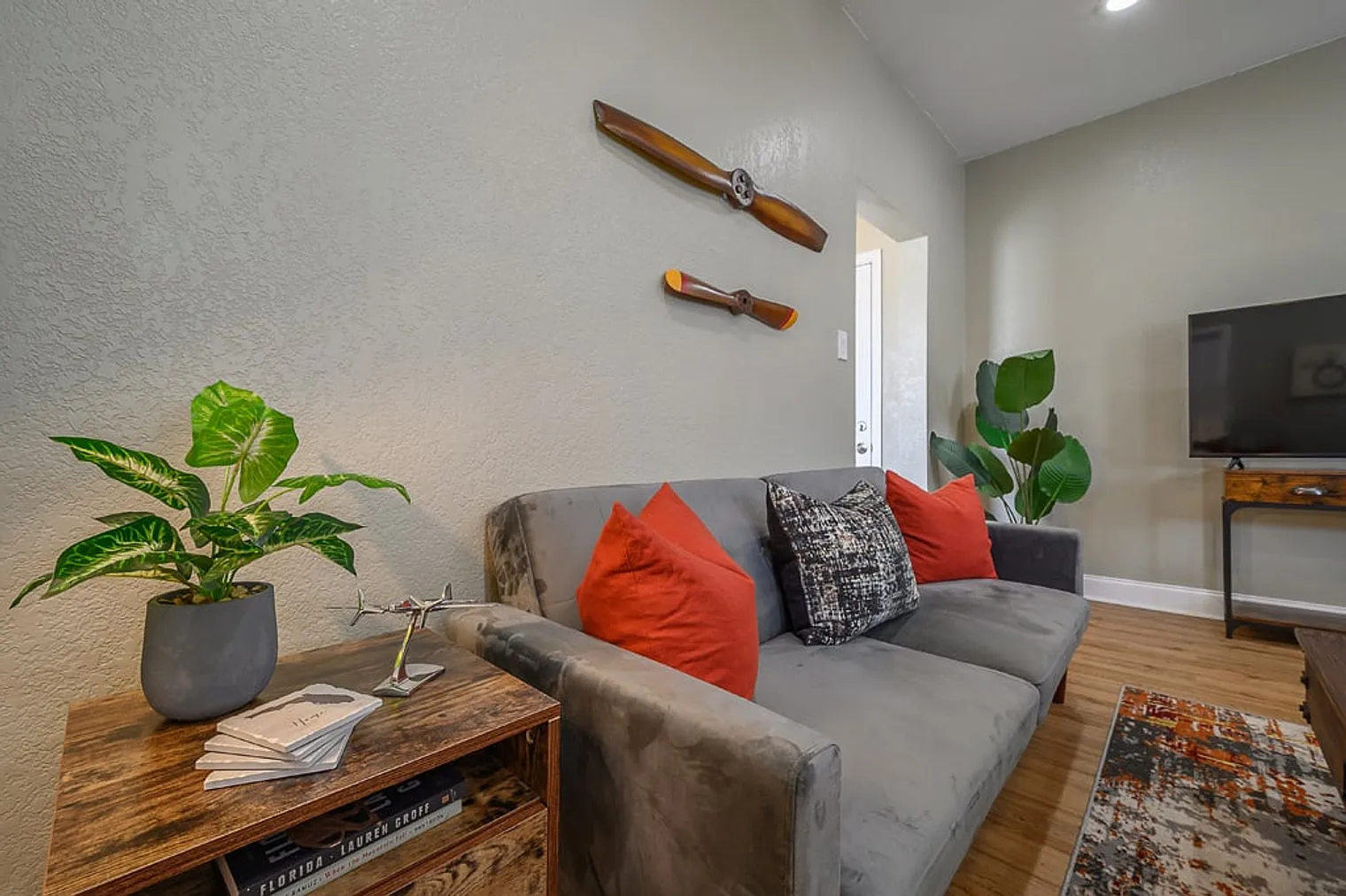 3 bed, 1.0 bath, $3,253 — Photo 4