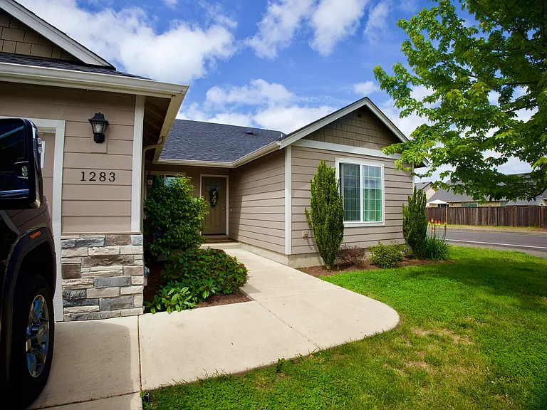1283 Hazelnut Ct — Photo 1