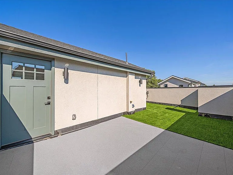 1326 Benton St — Photo 25