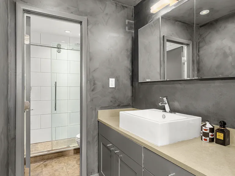 251 W 19th St #5D — Photo 9