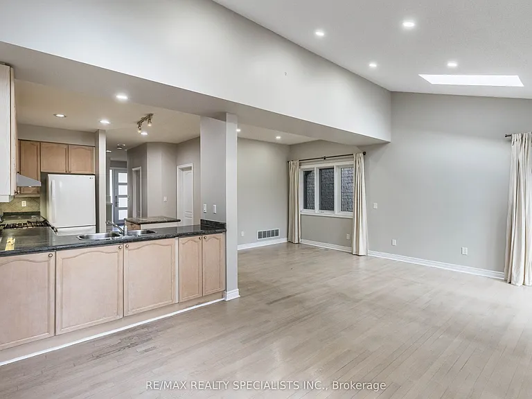 2115 Pinevalley Cres — Photo 17