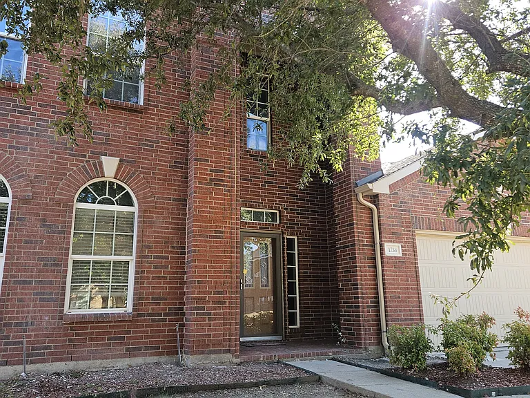 1738 Rock Ridge Dr — Photo 1