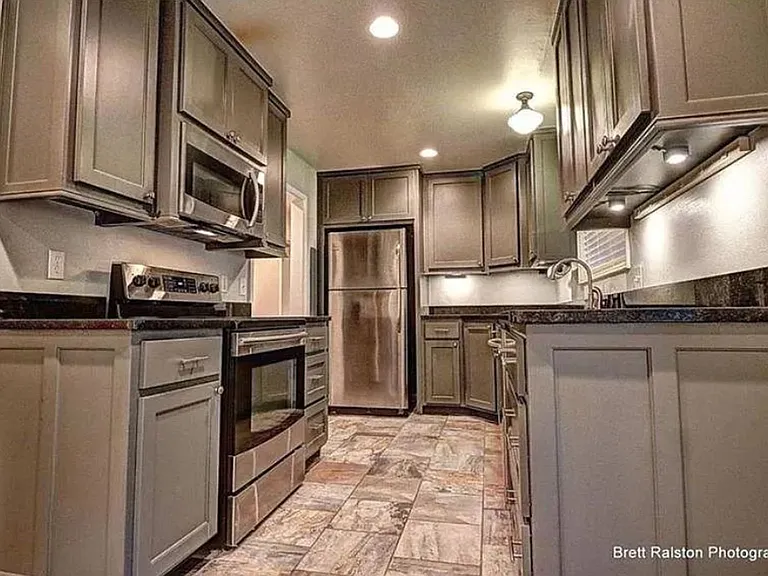 348 E Cleburn St — Photo 6