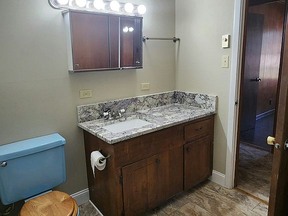 5th image of 210 Lake Dr