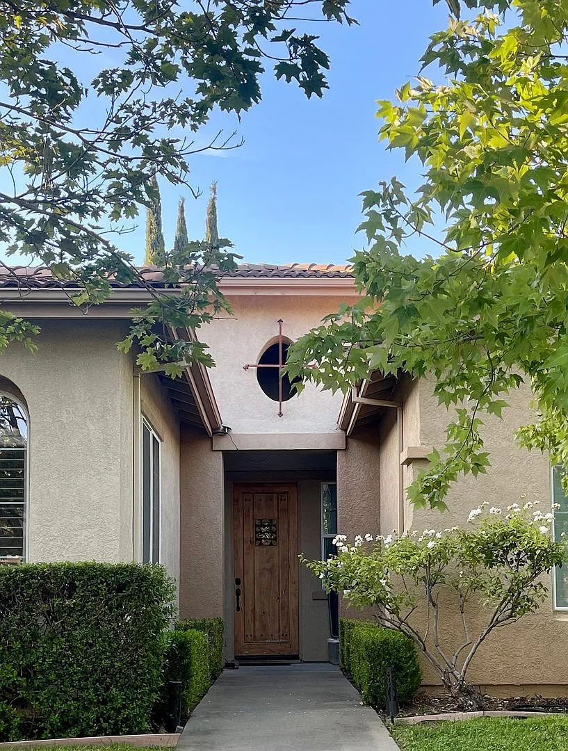 Gorgeous Single-Story Custom Home in the Gated Marinas Community with Pool! — Photo 3