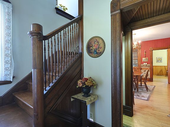 4th image of 121 Grace St