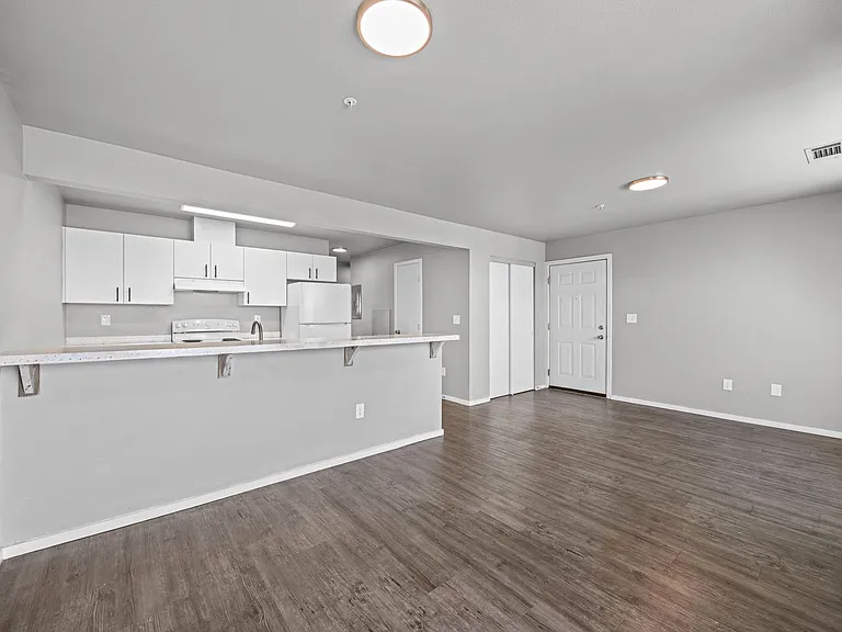 Gateway Crossing Apartments — Photo 10