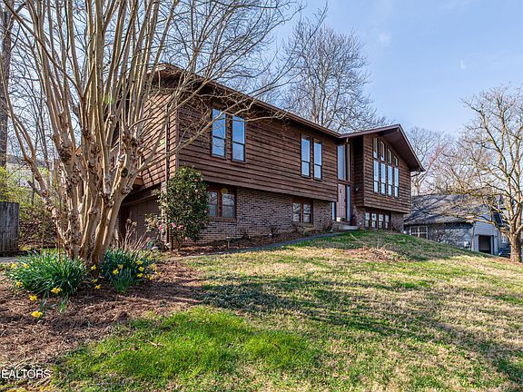 2nd image of 9924 Sierra Vista Ln