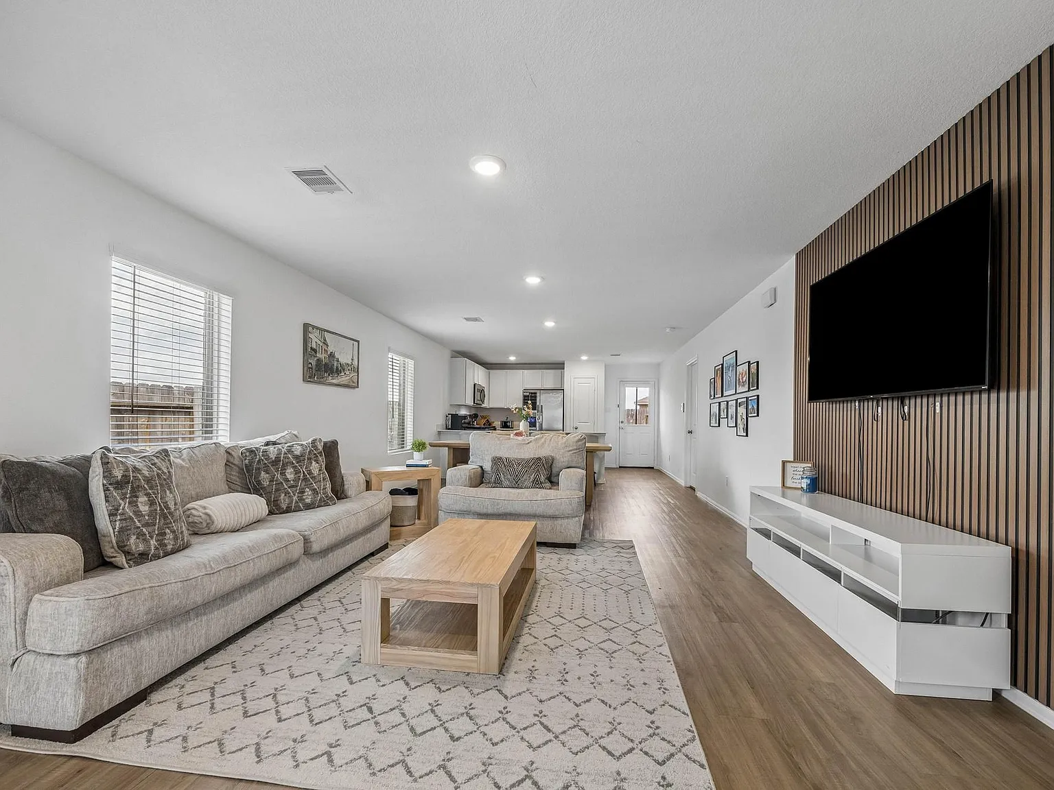 3 bed, 2.0 bath, 1470 sqft, $2,000 — Photo 4