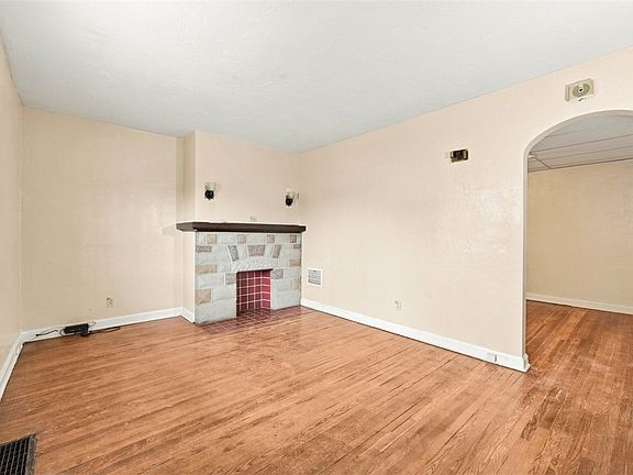 5th image of 225 Rothman St