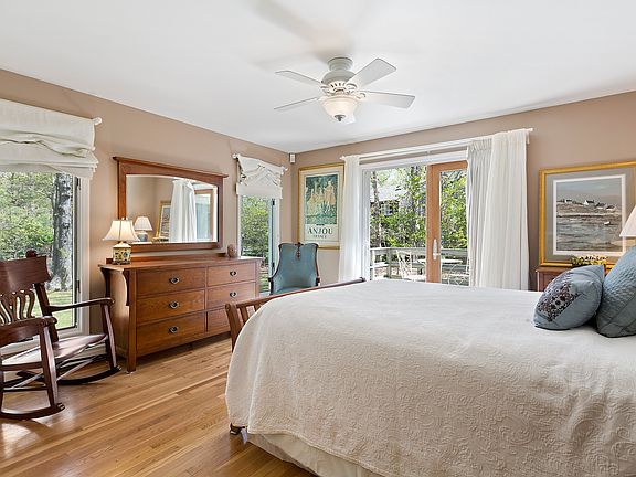 4th image of 56 Manor Ln N